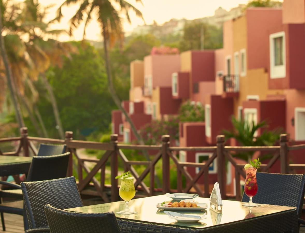 Taj Cidade De Goa Heritage, Goa Santa Cruz Екстер'єр фото The resort's poolside