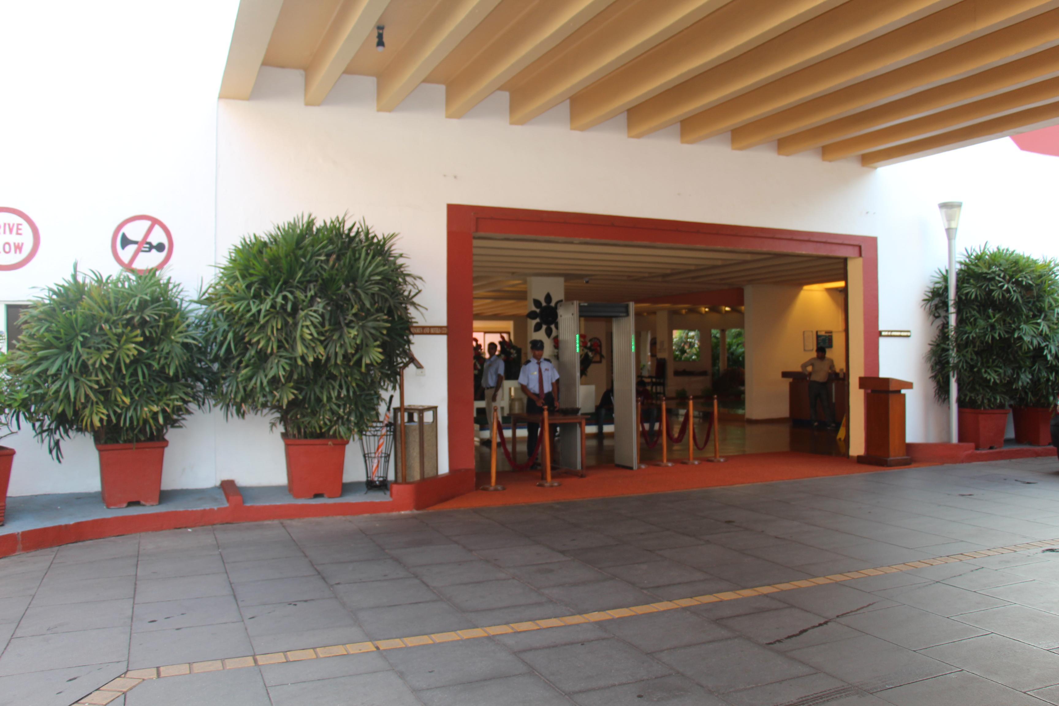 Taj Cidade De Goa Heritage, Goa Santa Cruz Екстер'єр фото Entrance to the hotel