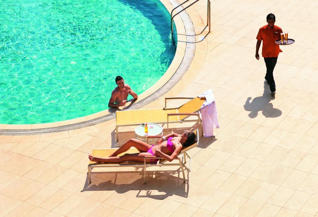 Taj Cidade De Goa Heritage, Goa Santa Cruz Екстер'єр фото A poolside butler at the Atlantis Resort